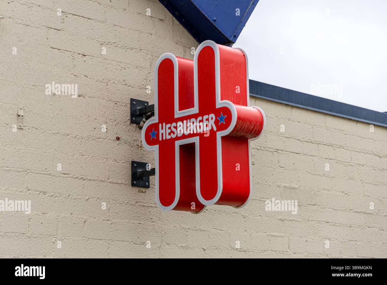 Liepaja, Lettland - 12. Juni 2024: Logo der Hesburger Fast-Food-Kette. Stockfoto