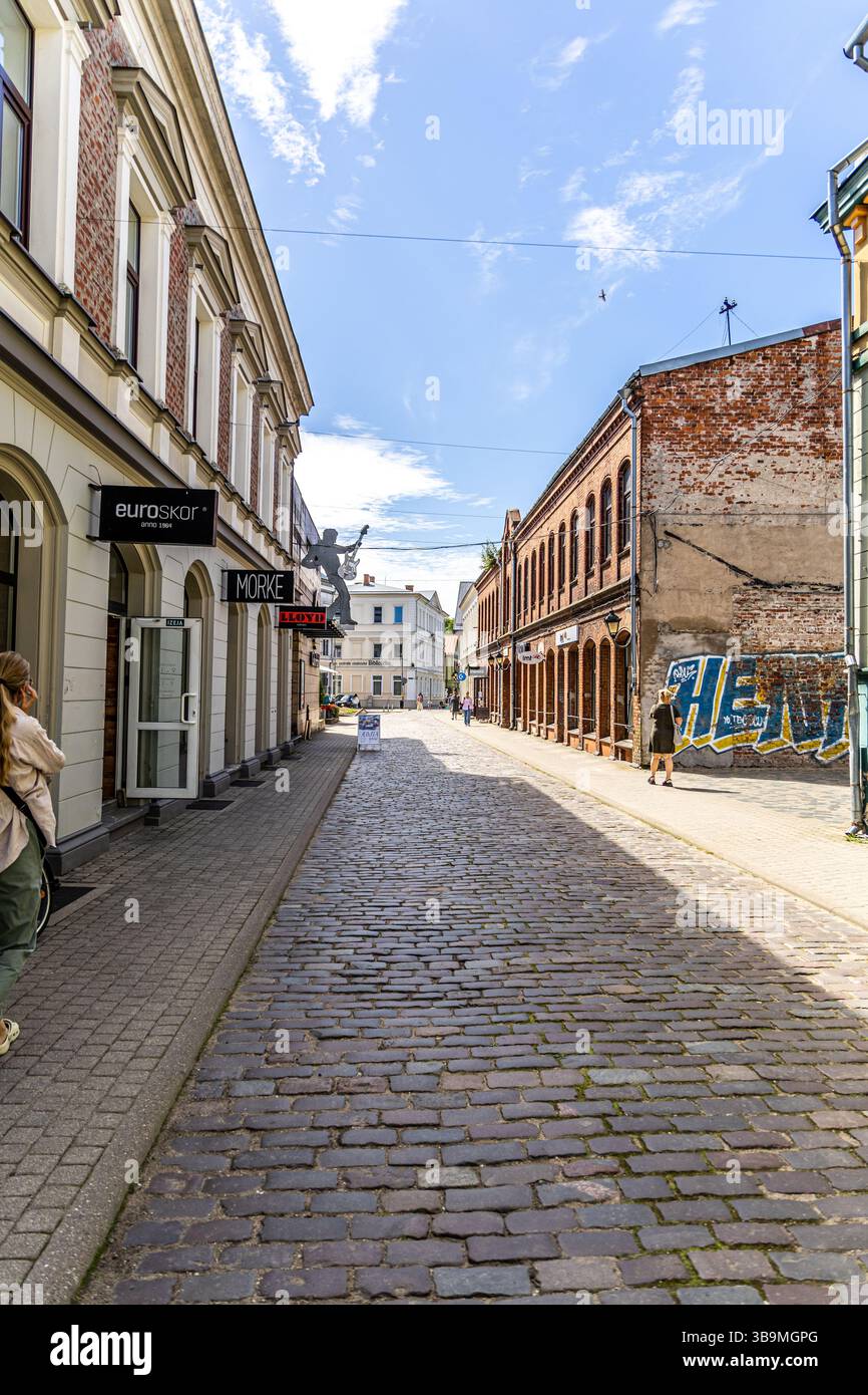 Liepaja, Lettland - 13. Juni 2024: Alte Häuser mit Kopfsteinpflasterstraßen von Liepaja. Stockfoto
