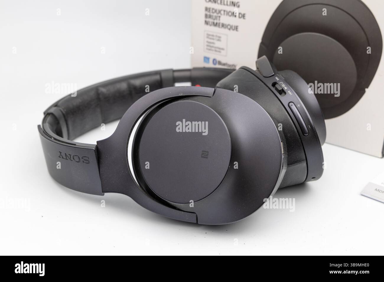 Bristol, Großbritannien – 9. Februar 2024: Schwarze kabellose H.Ear Kopfhörer von Sony mit Geräuschminimierung. Stockfoto