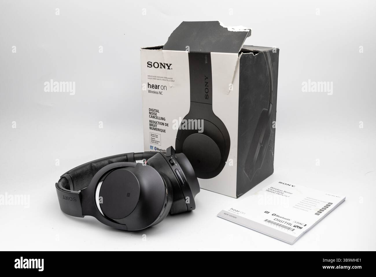Bristol, Großbritannien – 9. Februar 2024: Schwarze kabellose H.Ear Kopfhörer von Sony mit Geräuschminimierung. Stockfoto