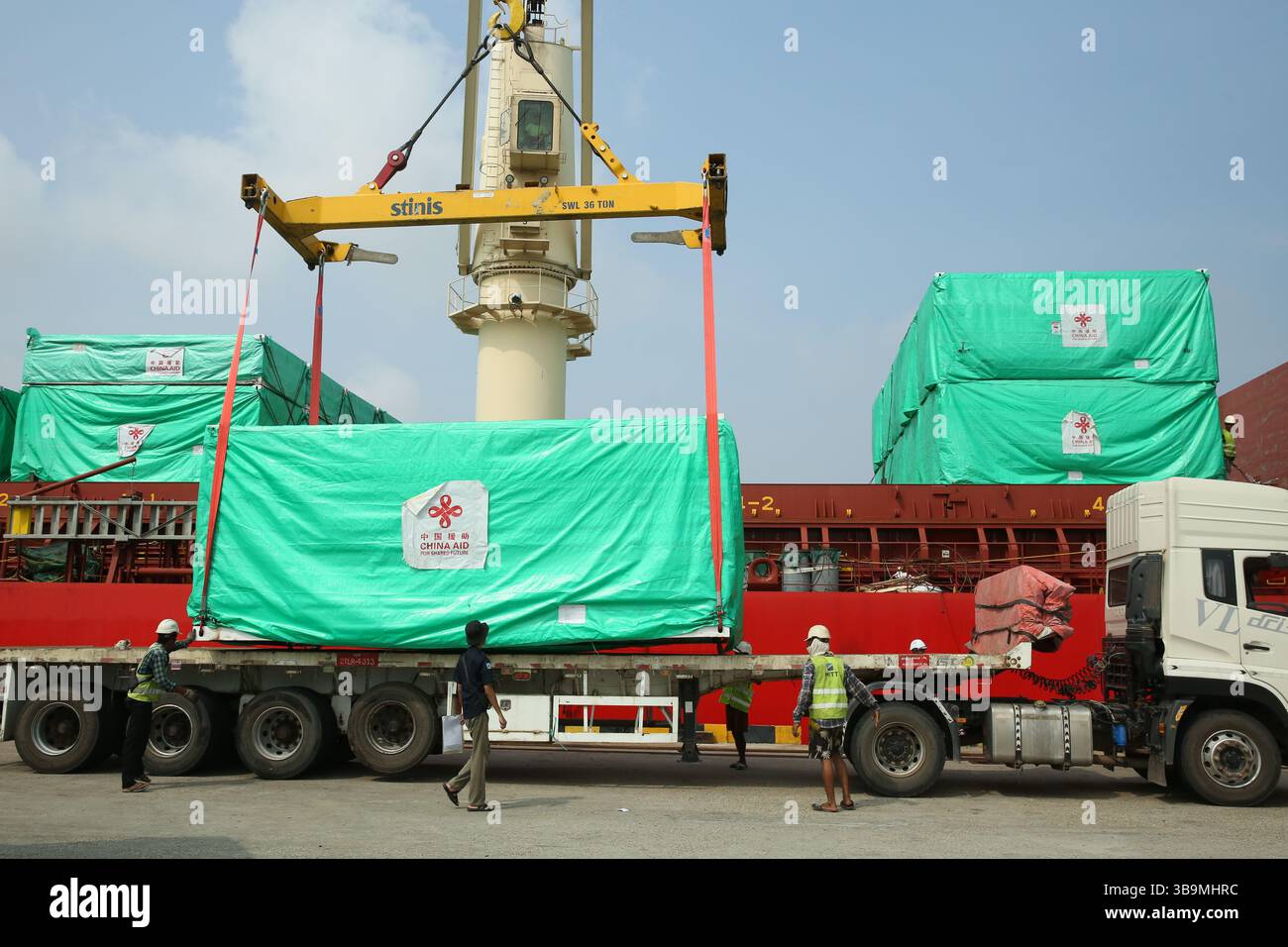 Yangon. Mai 2025. Dieses am 10. Mai 2025 aufgenommene Foto zeigt die 13. Charge humanitärer Hilfsgüter, die von der chinesischen Regierung in Yangon, Myanmar, versandt wurden. Die humanitäre Soforthilfe wurde am Samstag an Myanmar übergeben. Quelle: Haymhan Aung/Xinhua/Alamy Live News Stockfoto