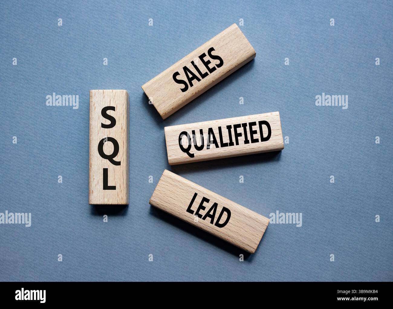 SQL - qualifizierter Lead für Vertrieb. Holzwürfel mit SQL-Wörtern. Schöner grauer Hintergrund. Business- und SQL-Konzept. Kopierbereich. Stockfoto