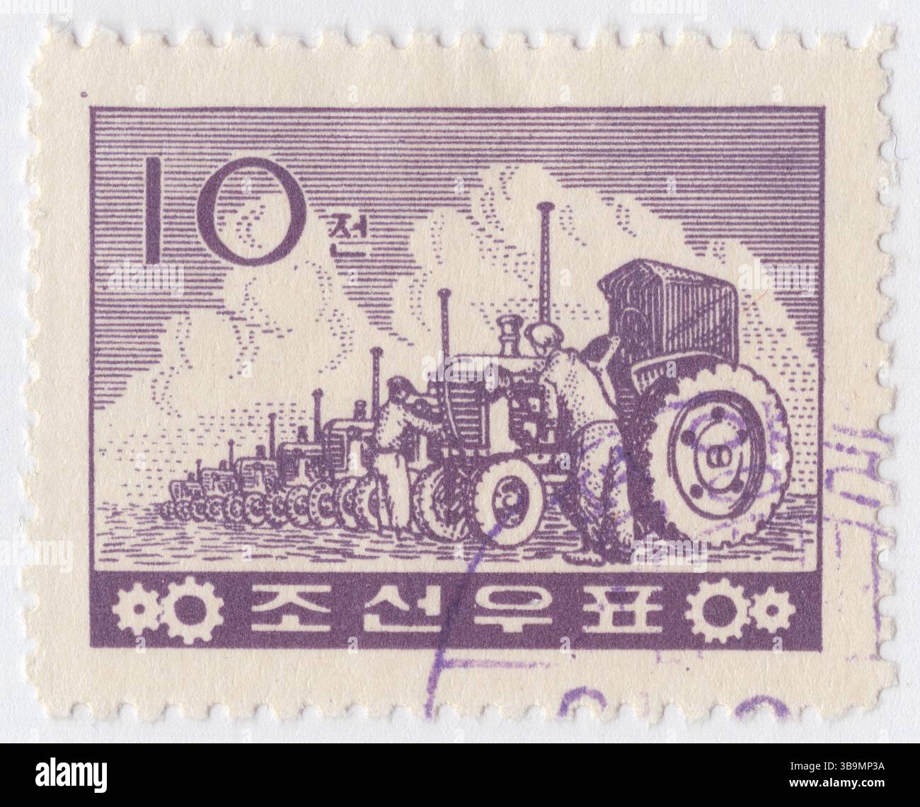 NORDKOREA, DVRK - 1961, 21. Februar: Ein lila 10 chon Briefmarke mit Traktordarstellungen. Es handelt sich um ein Ingenieurfahrzeug, das speziell für eine hohe Zugkraft (oder ein hohes Drehmoment) bei langsamen Geschwindigkeiten entwickelt wurde, um einen Anhänger oder eine Maschine zu transportieren, wie sie beispielsweise in der Landwirtschaft, im Bergbau oder im Baugewerbe verwendet wird. Es handelt sich um ein landwirtschaftliches Fahrzeug, das die Kraft und Traktion für die Mechanisierung landwirtschaftlicher Aufgaben, insbesondere der Bodenbearbeitung, und jetzt noch vieles mehr, bereitstellt. Landwirtschaftliche Arbeitsgeräte können hinter den Traktor gezogen oder am Traktor montiert werden, und der Traktor kann auch eine Energiequelle liefern, wenn das Arbeitsgerät mechanisch betätigt wird Stockfoto