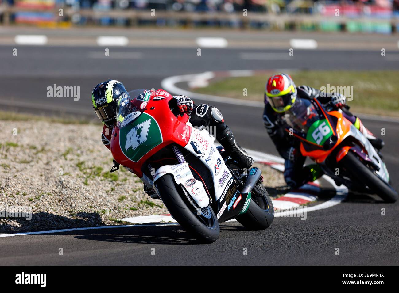 10. Mai 2025; Briggs EquipmentNorth West 200 Motorcycle Race, Portrush, Antrim, Nordirland; North West 200 Race Day; Richard Cooper (KMR Kawasaki/Jack Reid Cars Yamaha) gewinnt das erste SuperTwin-Rennen vor Adam McClean (Flitwick Motorcycles/SMV Yamaha) Stockfoto