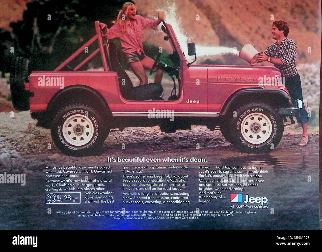 Dieser Jeep CJ Renegade-Werbespot aus dem Jahr 1982 feiert seinen zerklüfteten Charme und seine Geländegängigkeit und behauptet, dass er „schön ist, selbst wenn er sauber ist“. Er hebt die maximale Reichweite des Benzins, die Langlebigkeit und die lustigen Funktionen wie einen 5-Gang-Stick, Schalensitze und abnehmbare Oberteile hervor. Das Bild eines Paares, das die Natur genießt, unterstreicht seine abenteuerliche, Jugendliche Attraktivität und den ikonischen Status als leistungsfähiger Geländewagen. Stockfoto