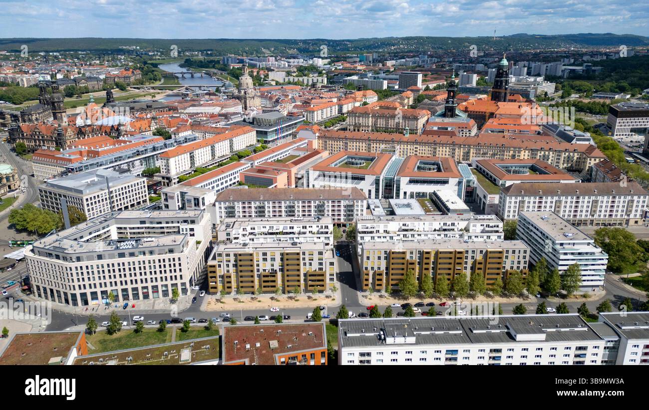 09.05.2025, Deutschland, Sachsen, Dresden, Blick von der Annenstraße aus Richtung Altmarkt, links Richtung Bildmitte hinten die Wilsdruffer Straße, vorn vor der Häuserfront mit den goldfarbenen Balkonen die Marienstraße, im Hintergrund links die Elbe *** 09 05 2025, Germany, Sachsen, Dresden, Blick von der Annenstraße in Richtung Altmarkt, links zur Bildmitte Wilsdruffer Straße hinten, vor der Hausfront mit den goldenen Balkonen Marienstraße im Hintergrund, links Stockfoto