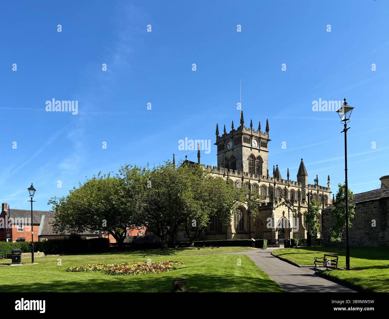 Pfarrkirche Allerheiligen und Gärten im Stadtzentrum von Wigan Stockfoto