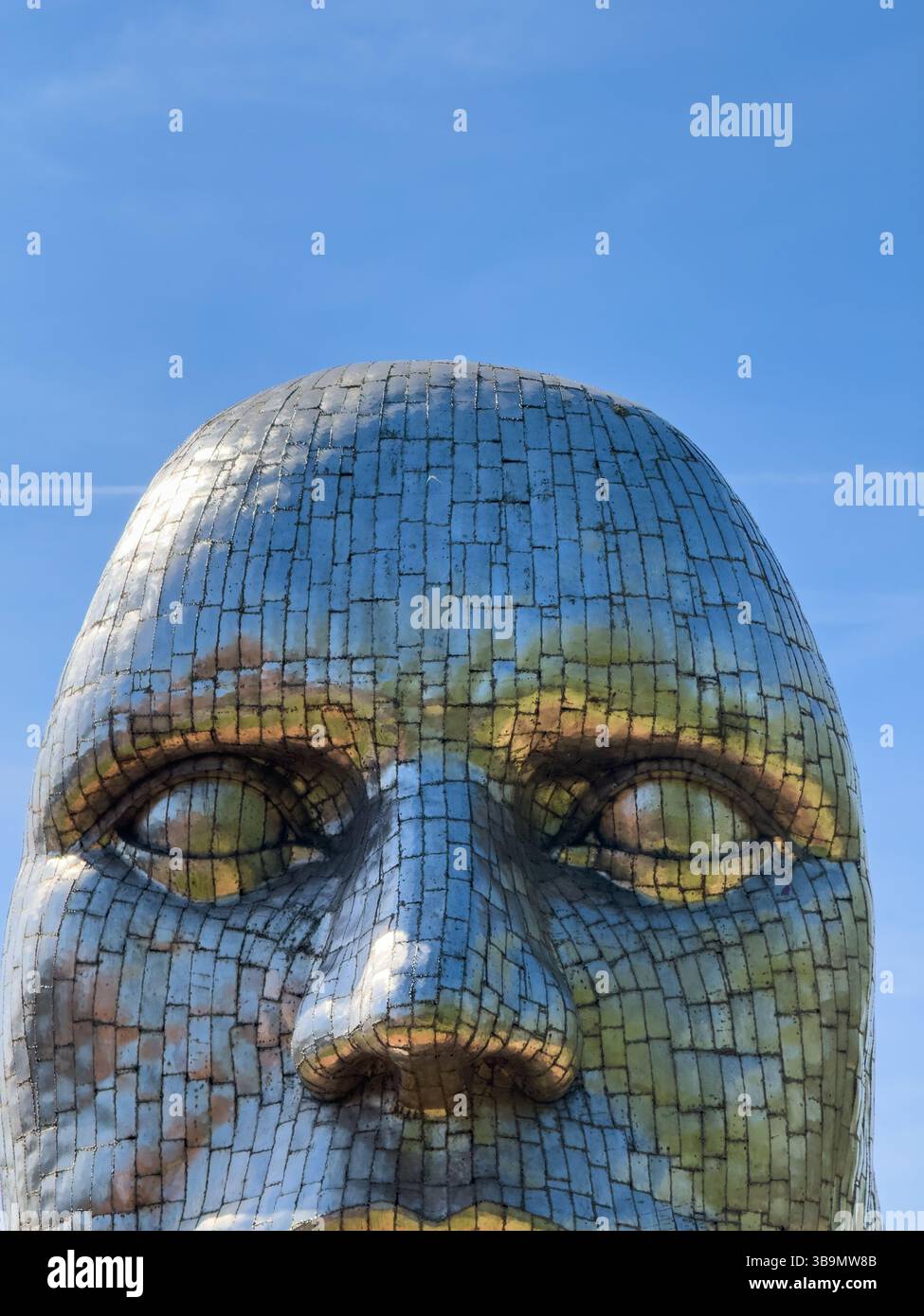 Detail des Gesichts der metallischen Skulptur von Wigan von Rick Kirby Stockfoto