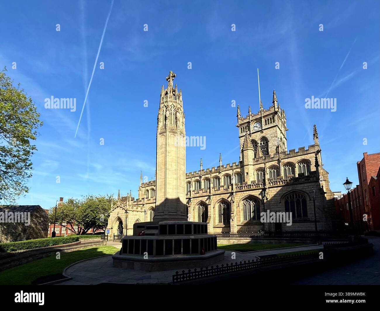 Pfarrkirche Allerheiligen und Kriegsdenkmal im Stadtzentrum von Wigan Stockfoto