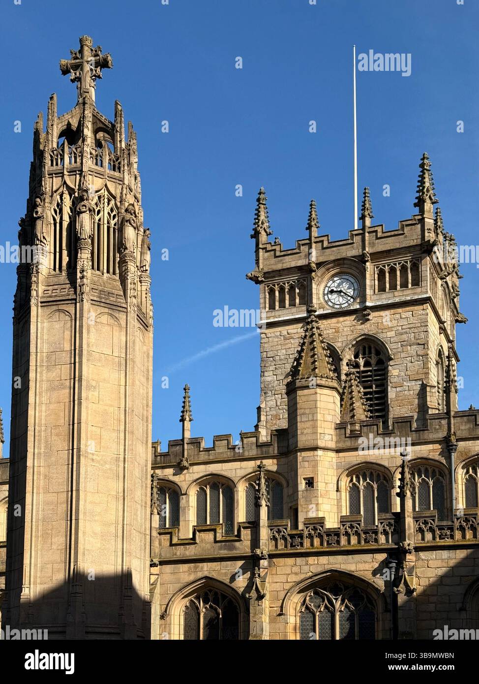 Pfarrkirche Allerheiligen und Kriegsdenkmal im Stadtzentrum von Wigan Stockfoto