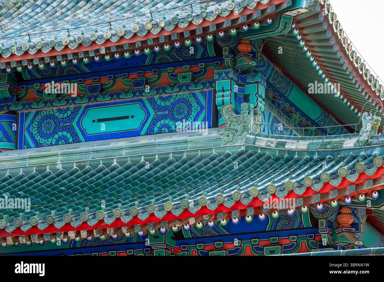Erkunden Sie die atemberaubende Architektur von Pekings Verbotener Stadt, reich an lebendigen Farben und einzigartigen Designs. Stockfoto
