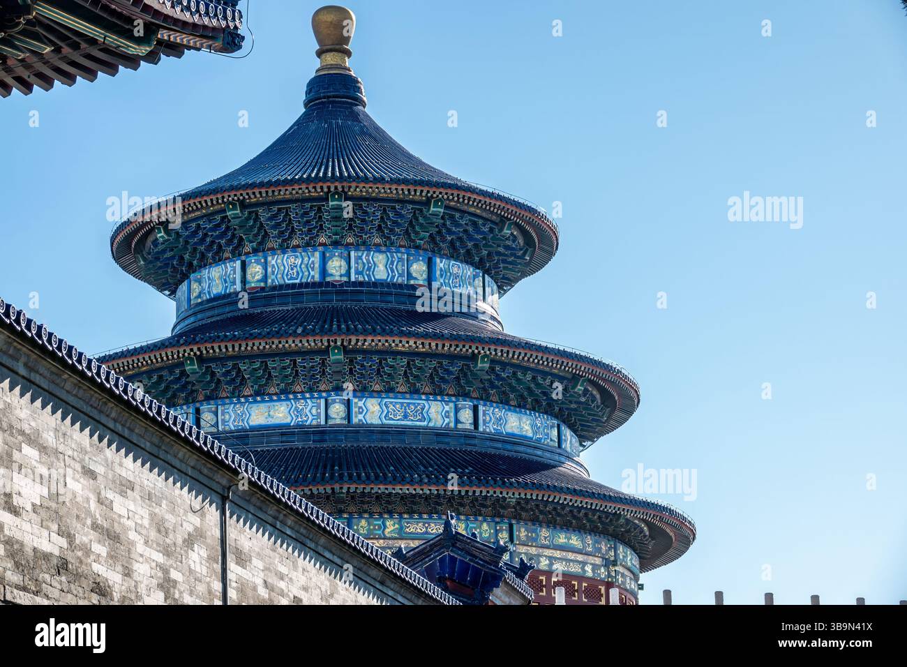 Komplizierte Friese und atemberaubende Statuen zeigen das reiche Erbe chinesischer architektonischer Kunst. Stockfoto