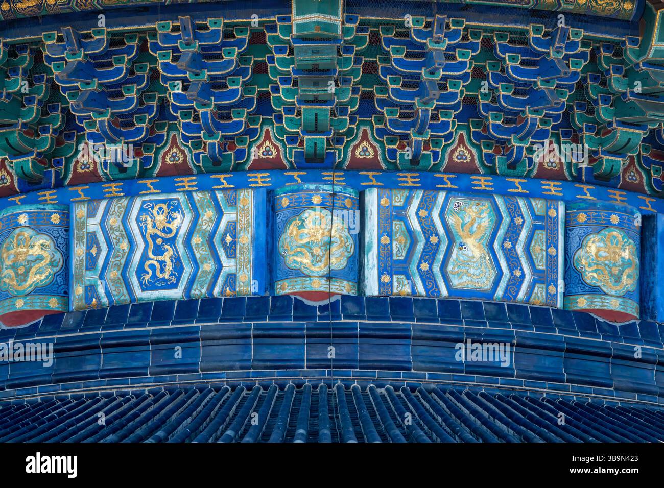 Atemberaubende Friese und farbenfrohe Dekorationen unterstreichen die architektonische Schönheit von Pekings Verbotener Stadt. Stockfoto