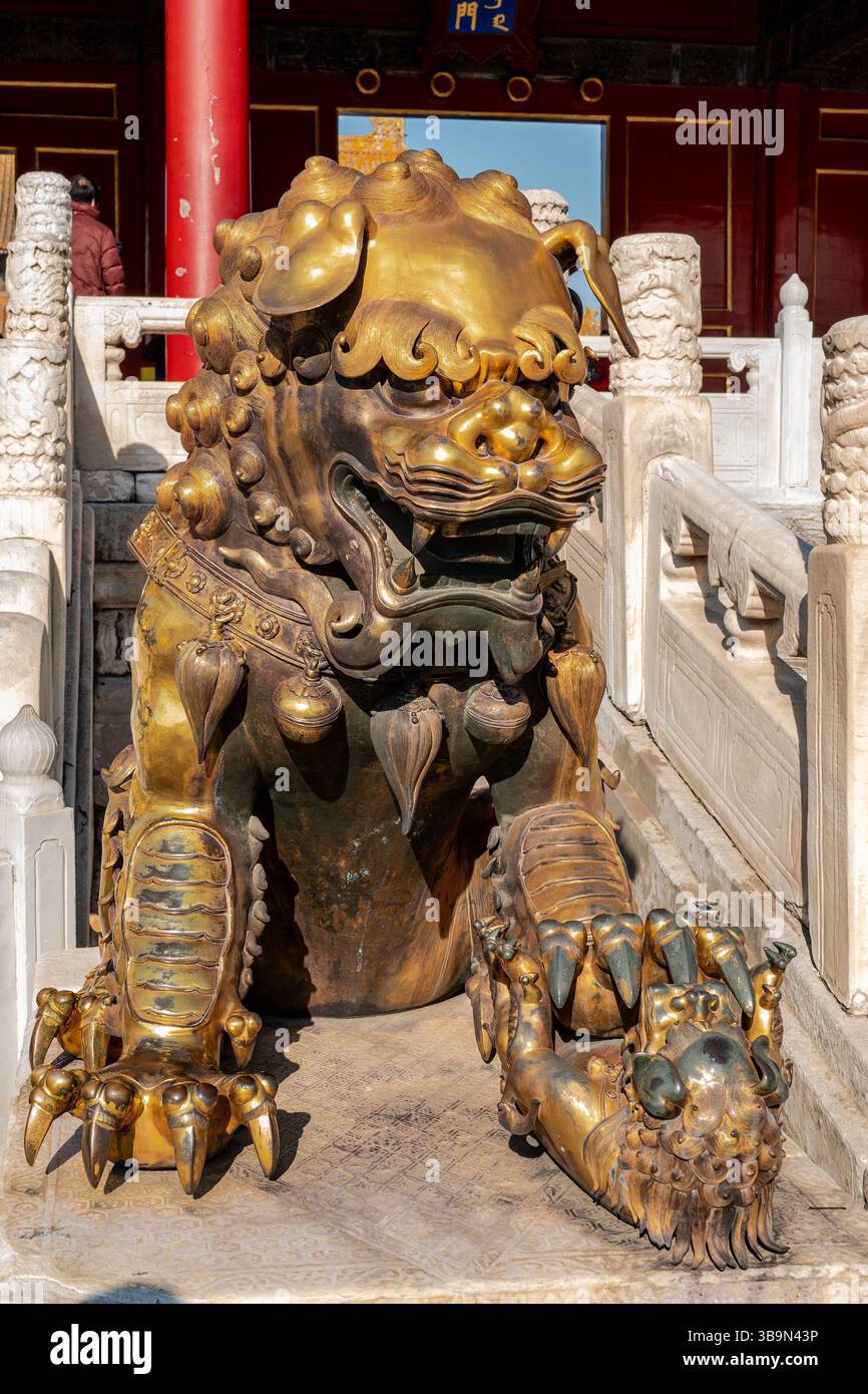 Goldene Statuen bewachen die kunstvollen Pfade der Verbotenen Stadt und verkörpern ein reiches kulturelles Erbe. Stockfoto