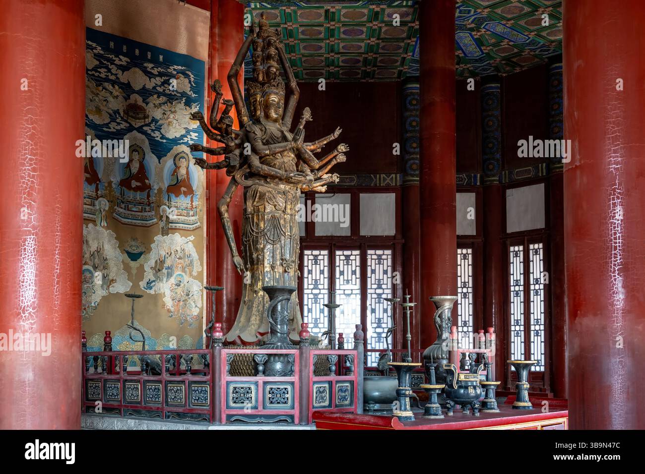 Bewundern Sie die lebendigen Friese, Statuen und Farben in den exquisiten Tempeln der Verbotenen Stadt Pekings. Stockfoto