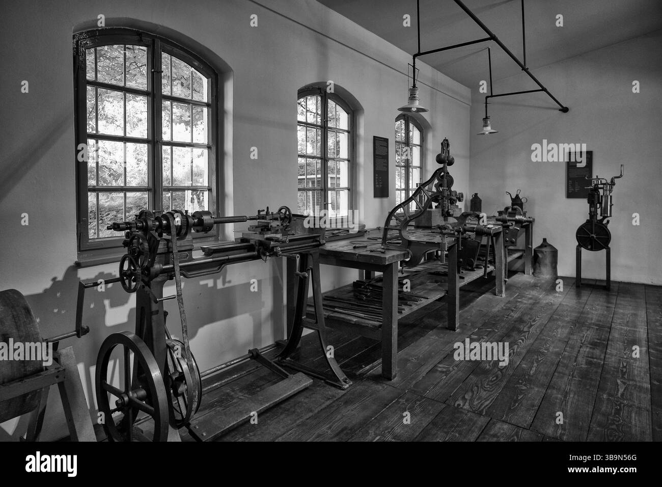 Innenaufnahme, erster Fahrzeugmotor, die Großvateruhr, Gottlieb Daimlers ehemalige Werkstatt im Gartenhaus, Gottlieb Daimler Memorial Si Stockfoto Innenaufnahme, erster Fahrzeugmotor, die Großvateruhr, Gottlieb Daimlers ehemalige Werkstatt im Gartenhaus, Gottlieb Daimler Memorial Si Stockfoto