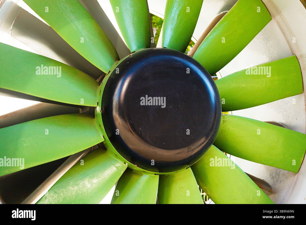 Flugzeugturbinenpropeller mit grünen Schaufeln in Nahaufnahme. Stockfoto