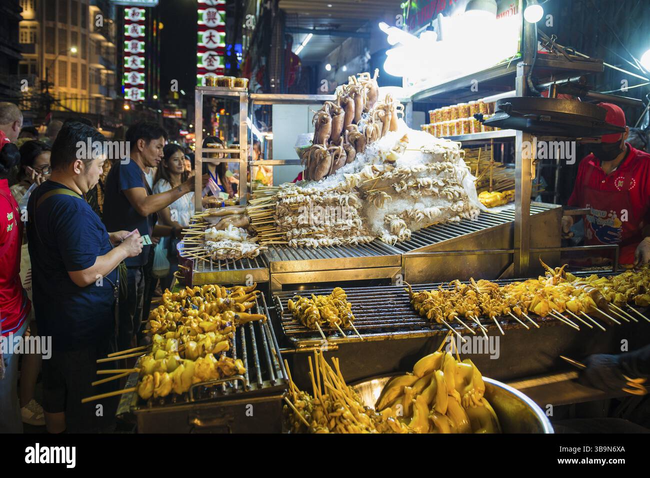 Straßenrestaurant, Nachtleben, Yaowarat Road, Chinatown, Bangkok, Thailand, Asien Stockfoto