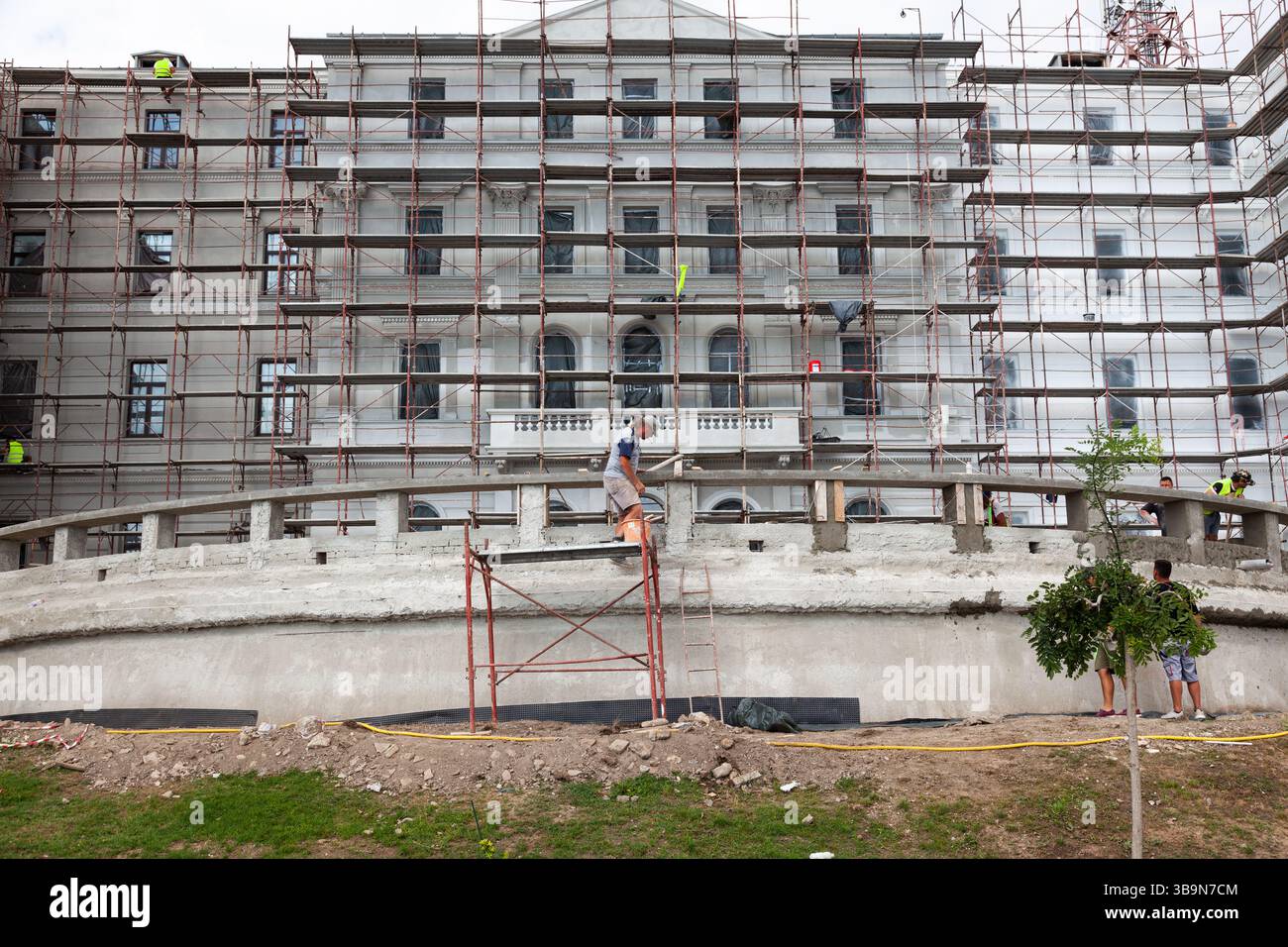 Rekonstruktion eines alten Gebäudes mit Gerüsten. Stockfoto