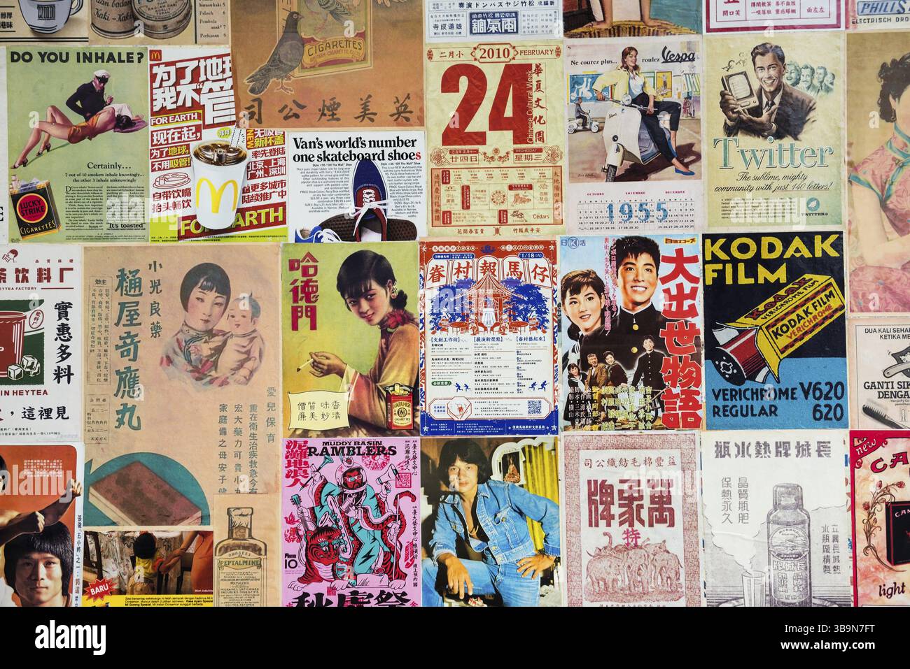 Hauswand mit alten Plakaten und Werbung, Chinatown, Bangkok, Thailand, Asien Stockfoto