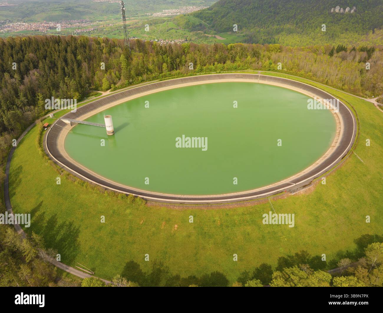 Oberer Stausee auf einem grünen Hügel umgeben von Wald und Natur, Glemser Stausee, Schwäbische Alb, Deutschland, Europa Stockfoto