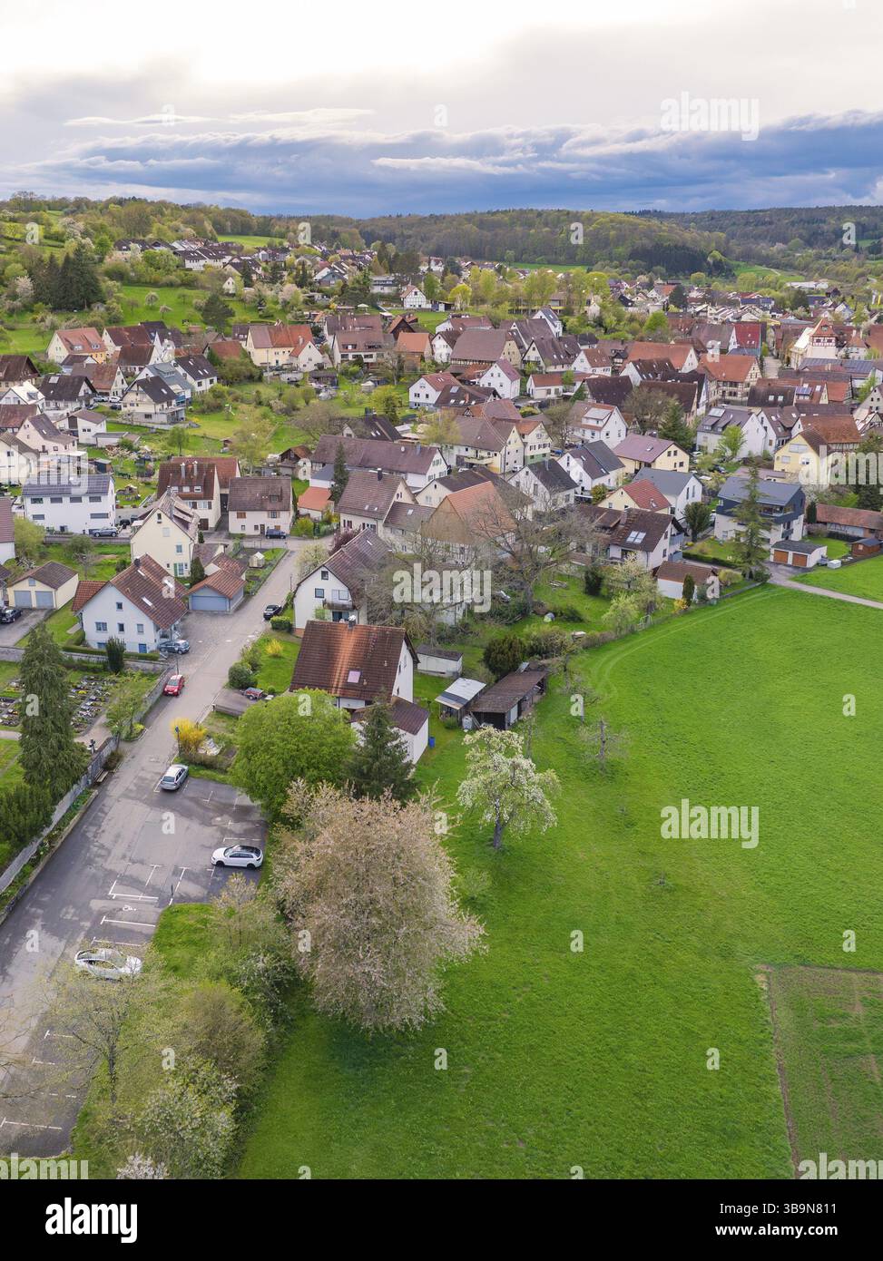 Aus der Vogelperspektive auf ein kleines Dorf mit dicht gepackten Häusern und umliegenden grünen Feldern, Ostelsheim, Stadtteil Calw, Deutschland, Europa Stockfoto