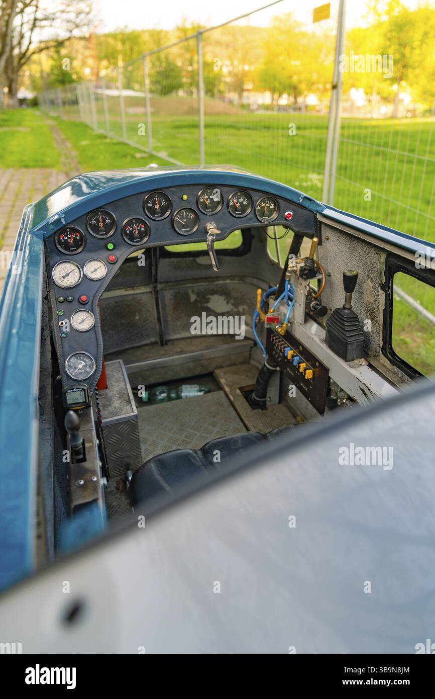 Blick in das Cockpit eines kleinen Flugzeugs mit zahlreichen Instrumenten, Nagold, Schwarzwald, Deutschland, Europa Stockfoto