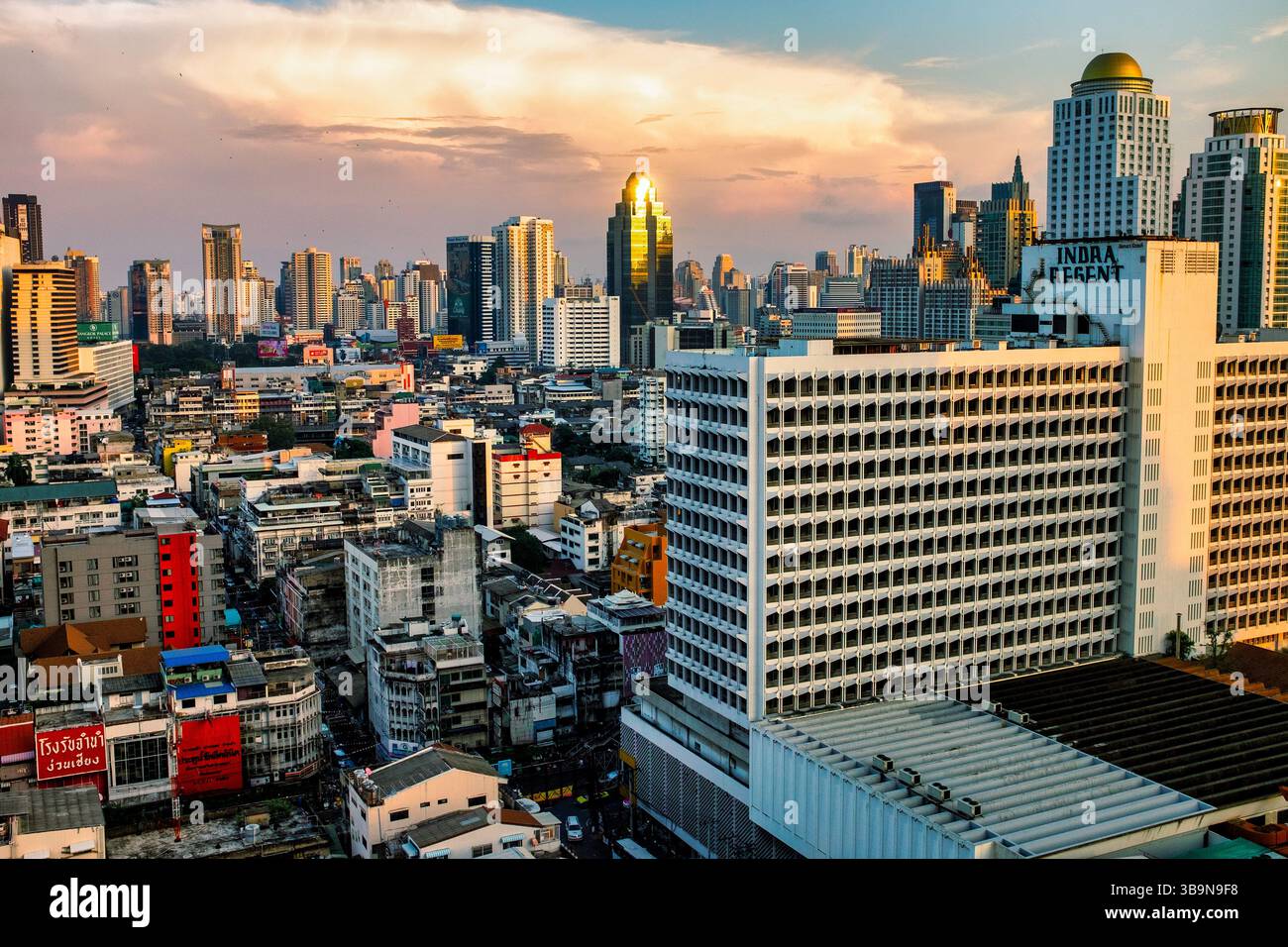 Hochwinkelansicht des Pratunam-Viertels in Bangkok mit dichtem Stadtbau und Hochhäusern. Stockfoto