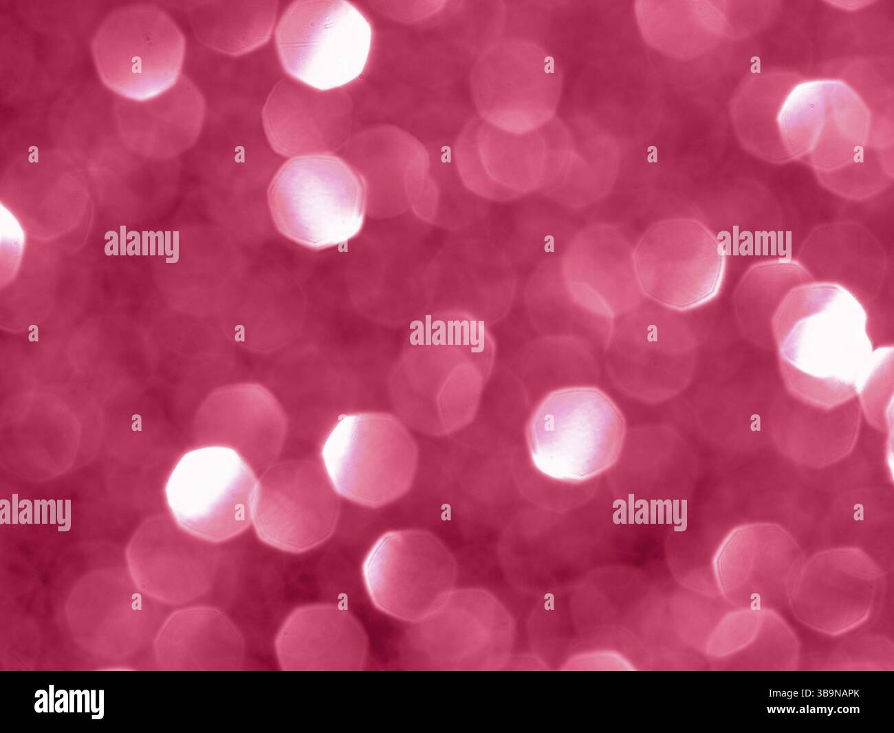 Funkelnder Hintergrund mit Bokeh aus rotem Magenta 2023. Farbe 2023 viva Magenta verschwommener Hintergrund für Feiertage und Partys. Farbe demonstrieren Stockfoto