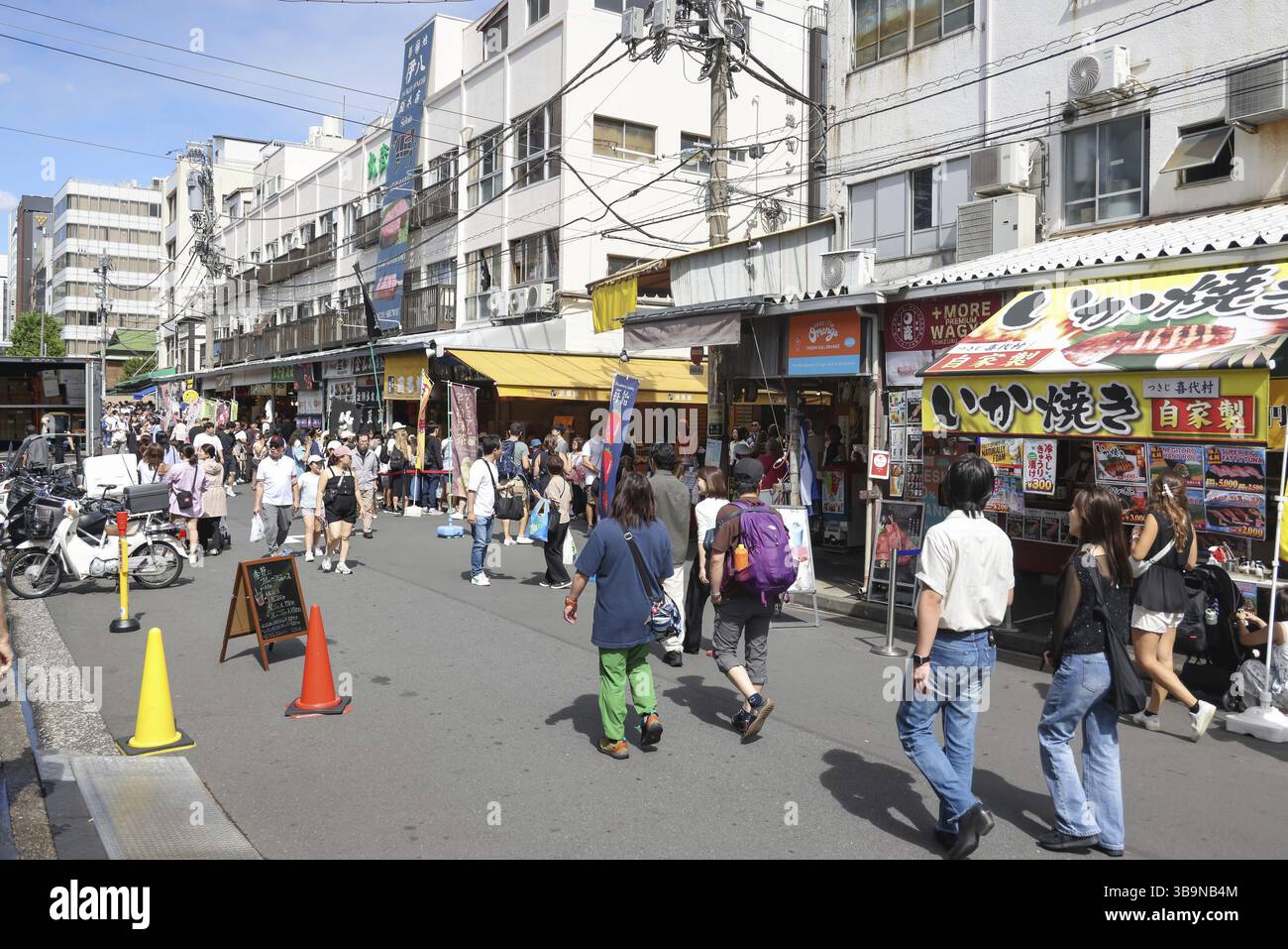Straßenszene in Tsukiji Outer Market in Tokio, Chuo City, Japan, Asien Stockfoto