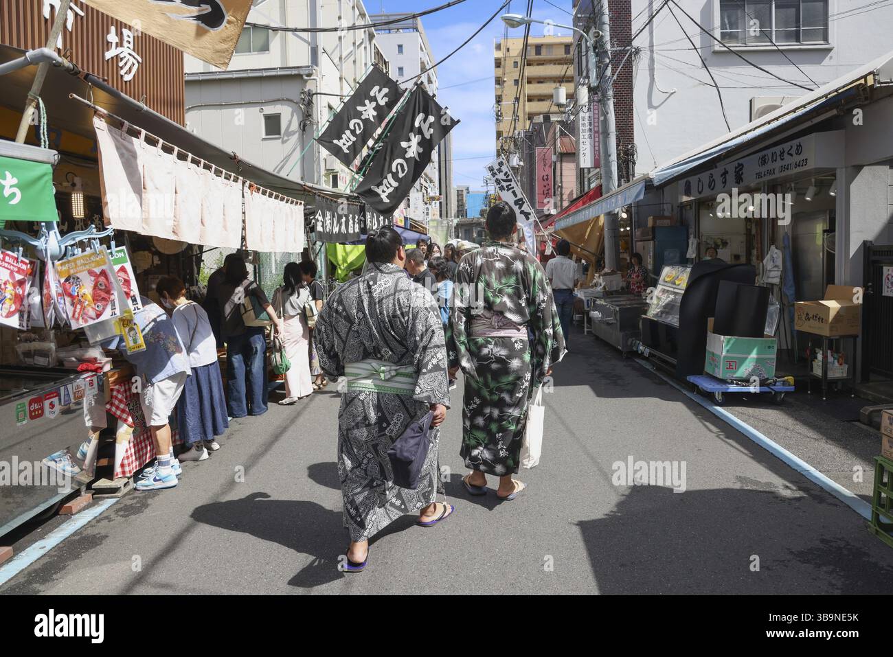Zwei Sumo-Wrestler gehen durch die Straßen des Tsukiji Outer Market in Tokio, Chuo City, Japan, Asien Stockfoto