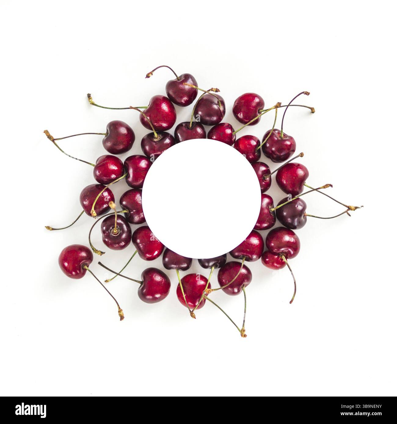 Kreatives Layout mit frischen reifen Beeren. cherry auf weißem Hintergrund mit weißen Kreis für Kopie Raum isoliert. Nutzen Sie für Ihr Design, Promo, soziale Stockfoto