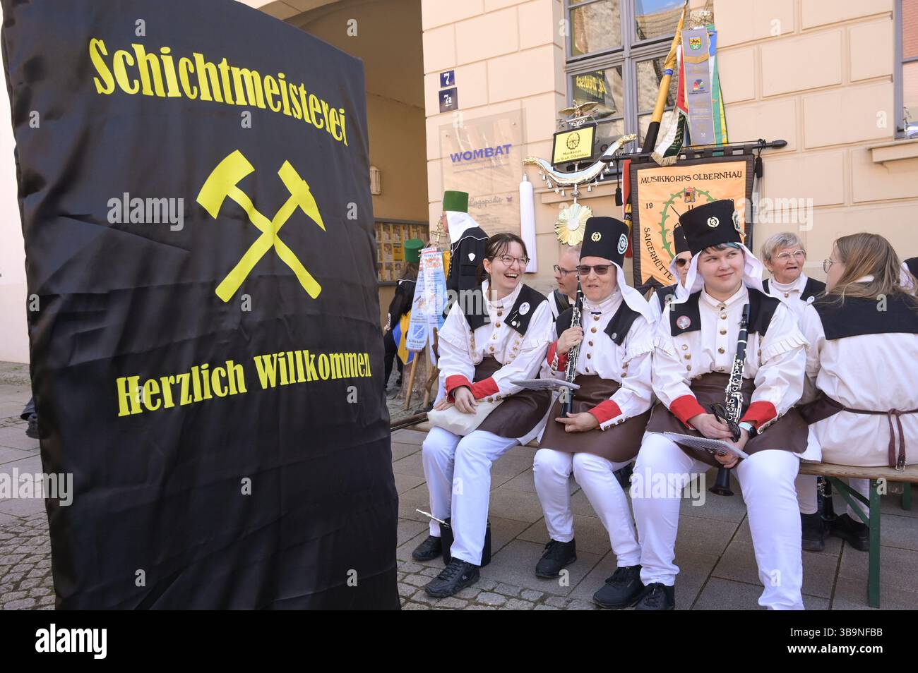 Sangerhausen, Deutschland. Mai 2025. Musiker des Olbernhau Music Corps warten auf den Beginn der Bergbauparade 2025. Die Parade ist der Höhepunkt der Feierlichkeiten „825 Jahre Kupferschieferbergbau im Bergbaugebiet Sangerhausen“ und der Mansfeld Mulde. Der Bergbau hat die Landschaft und die Menschen in der Region geprägt und ist bis heute sichtbar. Quelle: Heiko Rebsch/dpa/Alamy Live News Stockfoto