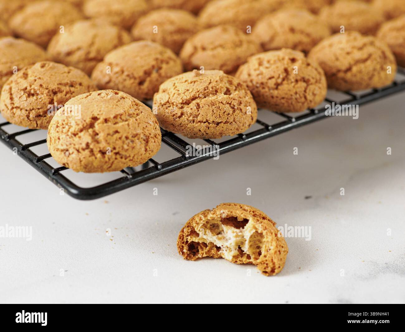 Amaretti-Keks auf Kühlregal - traditionelles italienisches sardisches Gebäck. Leckere Amaretti Kekse aus Mandel- oder Aprikosenkernen mit Co Stockfoto
