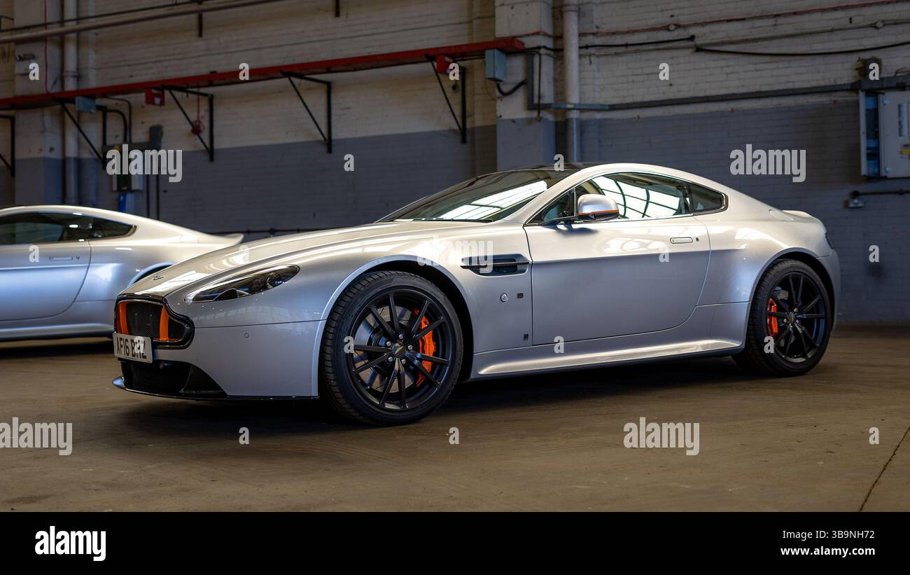 2016 Aston Martin V8 Vantage S Blades Edition, ausgestellt auf dem Bicester Scramble am 27. April 2025. Stockfoto