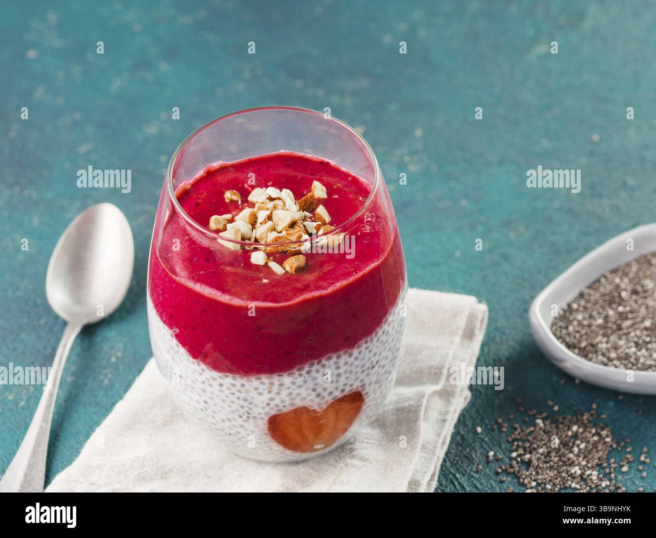 Idee für gesundes Frühstück am Valentinstag: Chia Pudding mit roten Beeren Püree, gehackte Mandeln auf und Erdbeere in der Form des Herzens. Kopieren Sie sp Stockfoto