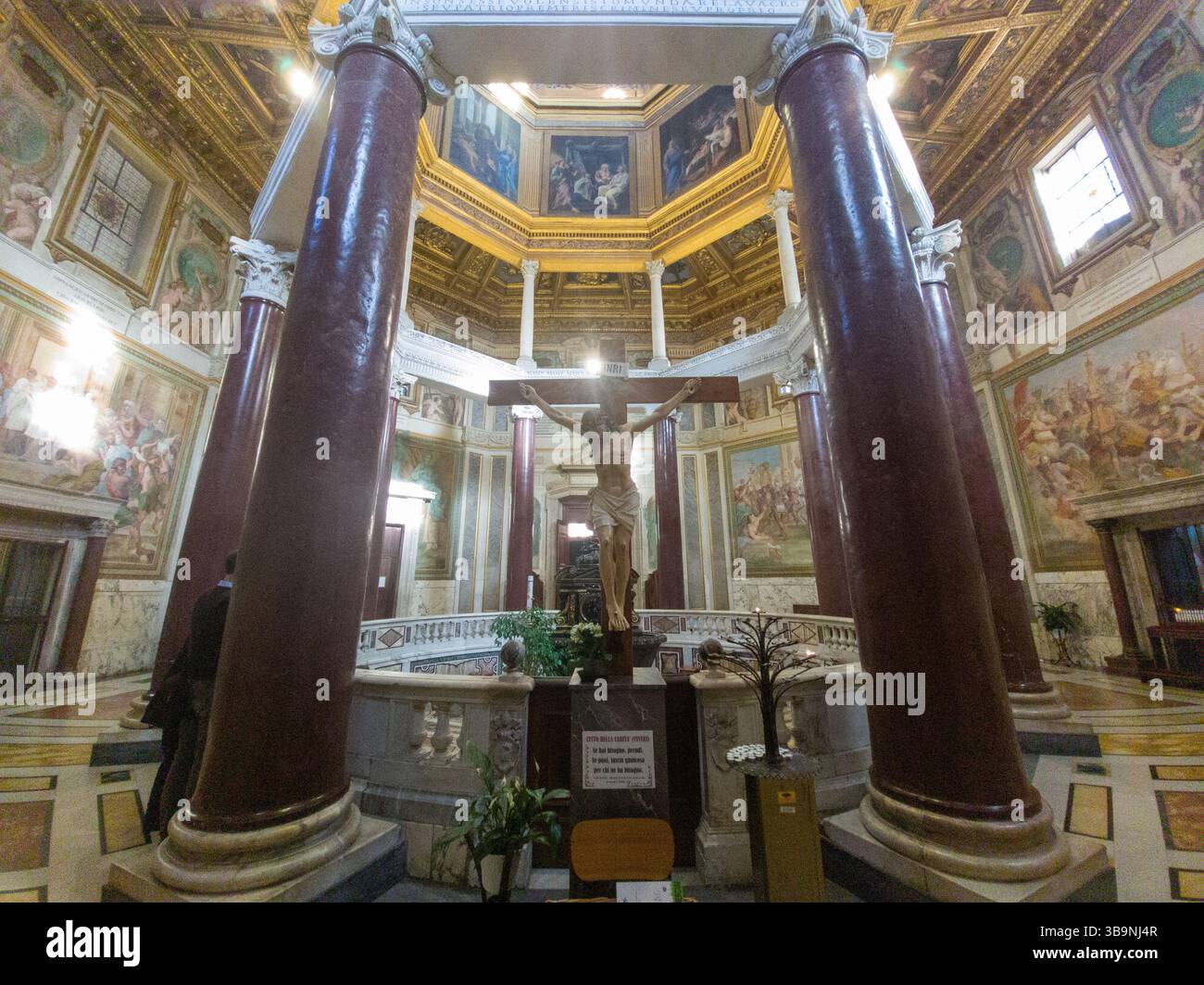 EINE INNENANSICHT DES BAPTISTERIUMS VON SAN GIOVANNI IN LATERANO Stockfoto