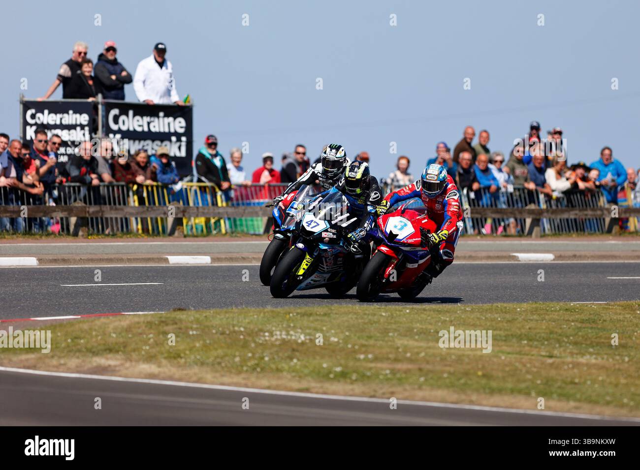 Portrush, Antrim, Nordirland. 10. Mai 2025; Briggs EquipmentNorth West 200 Motorcycle Race, Portrush, Antrim, Nordirland; North West 200 Race Day; Richard Cooper (Russell Racing Yamaha), Dean Harrison (Honda Racing UK) und Michael Dunlop (MD Racing Ducati) kämpfen um Position in der letzten Ecke der letzten Runde Credit: Action Plus Sports Images/Alamy Live News Stockfoto