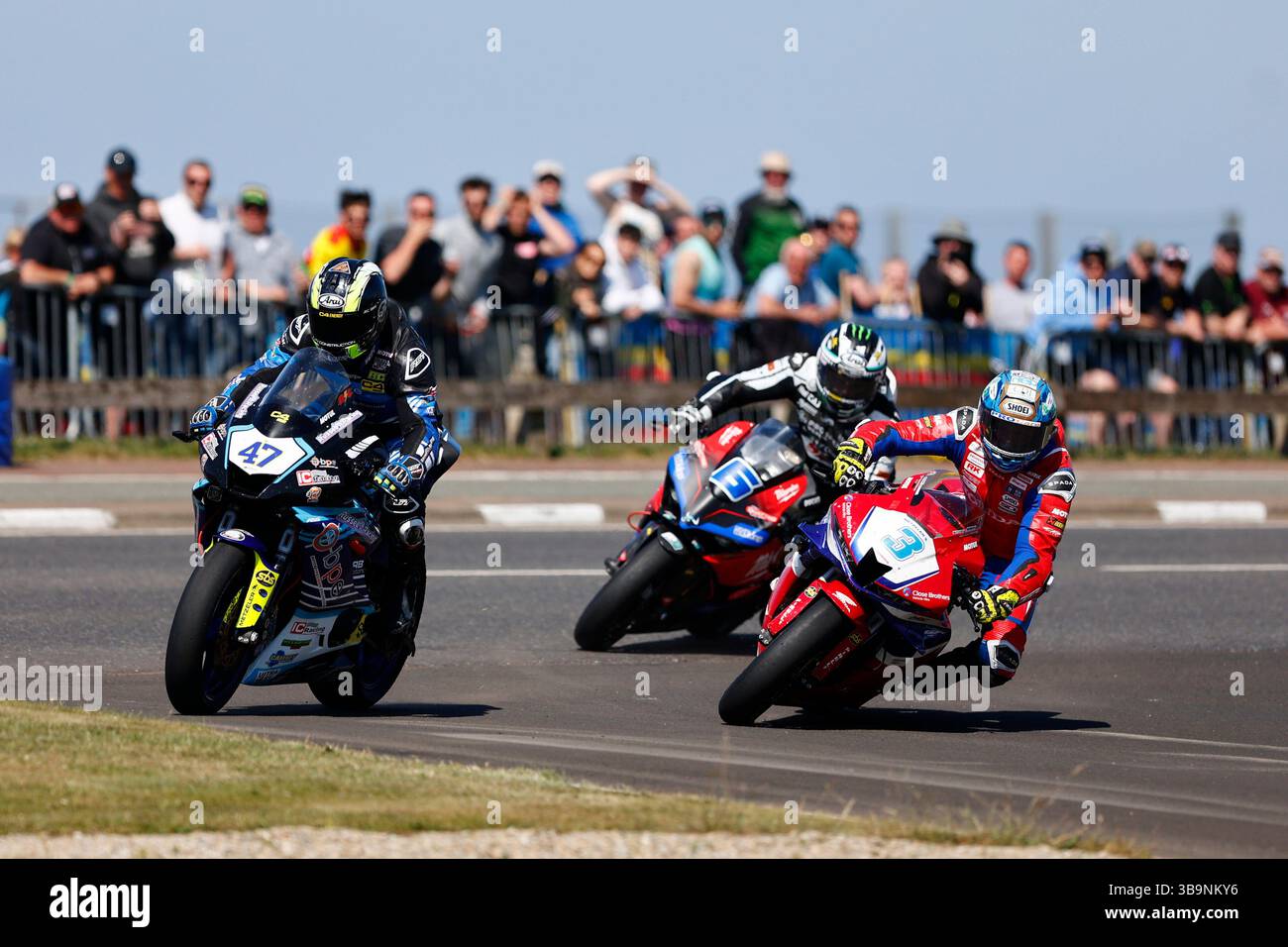 Portrush, Antrim, Nordirland. 10. Mai 2025; Briggs EquipmentNorth West 200 Motorcycle Race, Portrush, Antrim, Nordirland; North West 200 Race Day; das führende Trio von Fahrern, die in die letzte Kurve kamen, Richard Cooper (Russell Racing Yamaha) zwang, geradeaus weiterzufahren, während Dean Harrison (Honda Racing UK) und Michael Dunlop (MD Racing Ducati) die Ecke machen Credit: Action Plus Sports Images/Alamy Live News Stockfoto