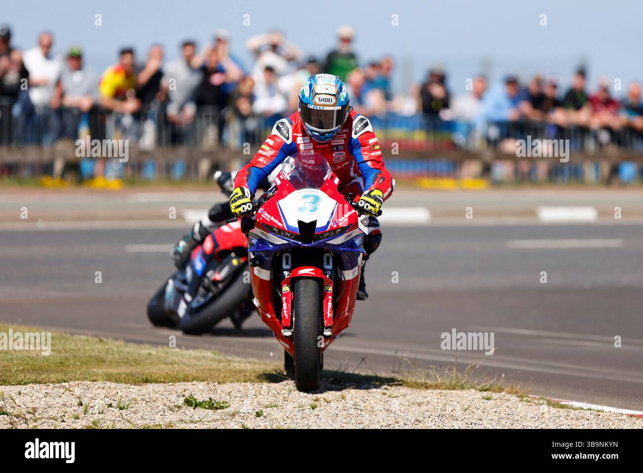 Portrush, Antrim, Nordirland. 10. Mai 2025; Briggs EquipmentNorth West 200 Motorcycle Race, Portrush, Antrim, Nordirland; North West 200 Race Day; Dean Harrison (Honda Racing UK) schneidet auf seinem Weg zum zweiten Platz in den SuperStocks Credit: Action Plus Sports Images/Alamy Live News durch den Kies Stockfoto