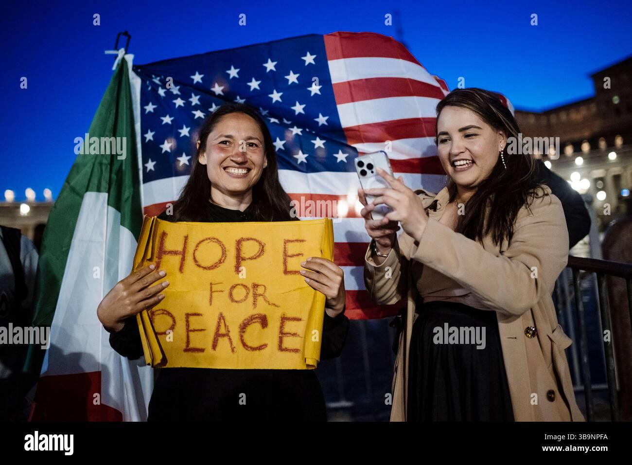 Vatikan, Vatikan, Vatikan. Mai 2025. In der Ukraine geborene Künstlerin und Aktivistin Yona Tukuser (L) mit einem Zeichen der Hoffnung auf dem Petersplatz. Kardinal Robert Franziskus Prevost (69 Jahre) wurde als neuer Papst im Konklave gewählt und nahm den Namen Papst Leo XIV. An, der in Chicago geboren wurde und dem Augustiner-Orden angehört, ist Papst Leo XIV. Der 267. Bischof von Rom und Oberhaupt der katholischen Kirche. (Kreditbild: © Valeria Ferraro/ZUMA Press Wire) NUR REDAKTIONELLE VERWENDUNG! Nicht für kommerzielle ZWECKE! Quelle: ZUMA Press, Inc./Alamy Live News Stockfoto