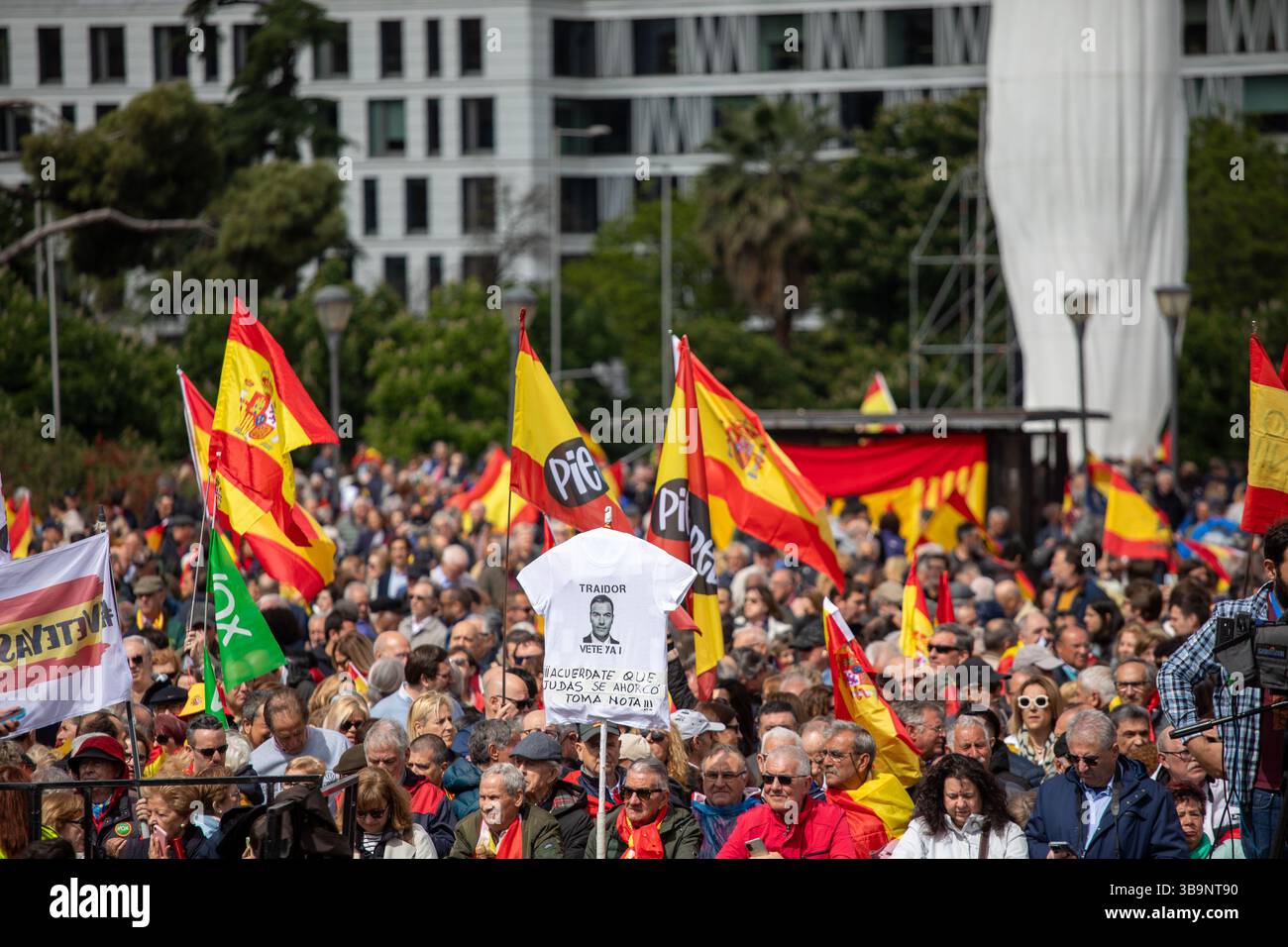 Madrid, Spanien. Mai 2025. Demonstration, organisiert von der Plattform für verfassungsmäßiges Spanien mit dem Slogan „für die würde Spaniens. Sánchez tritt zurück, die Wahlen finden heute am Samstag auf der Plaza de Colón in Madrid statt. Quelle: D. Canales Carvajal/Alamy Live News Stockfoto