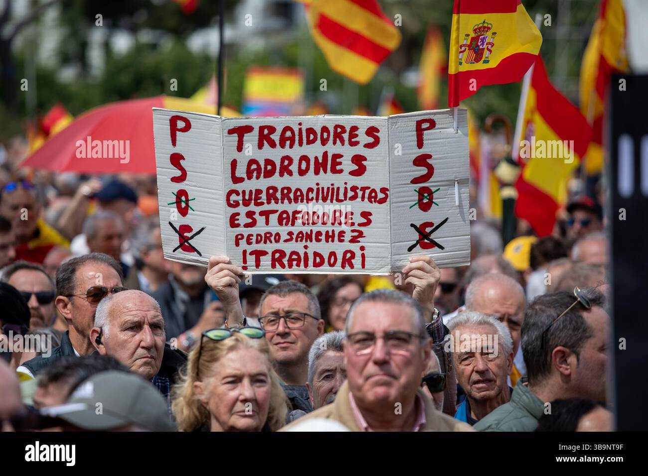 Madrid, Spanien. Mai 2025. Demonstration, organisiert von der Plattform für verfassungsmäßiges Spanien mit dem Slogan „für die würde Spaniens. Sánchez tritt zurück, die Wahlen finden heute am Samstag auf der Plaza de Colón in Madrid statt. Quelle: D. Canales Carvajal/Alamy Live News Stockfoto