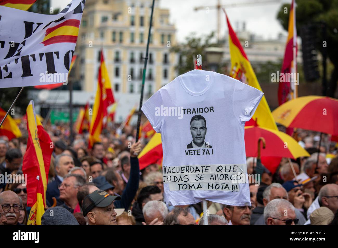 Madrid, Spanien. Mai 2025. Demonstration, organisiert von der Plattform für verfassungsmäßiges Spanien mit dem Slogan „für die würde Spaniens. Sánchez tritt zurück, die Wahlen finden heute am Samstag auf der Plaza de Colón in Madrid statt. Quelle: D. Canales Carvajal/Alamy Live News Stockfoto