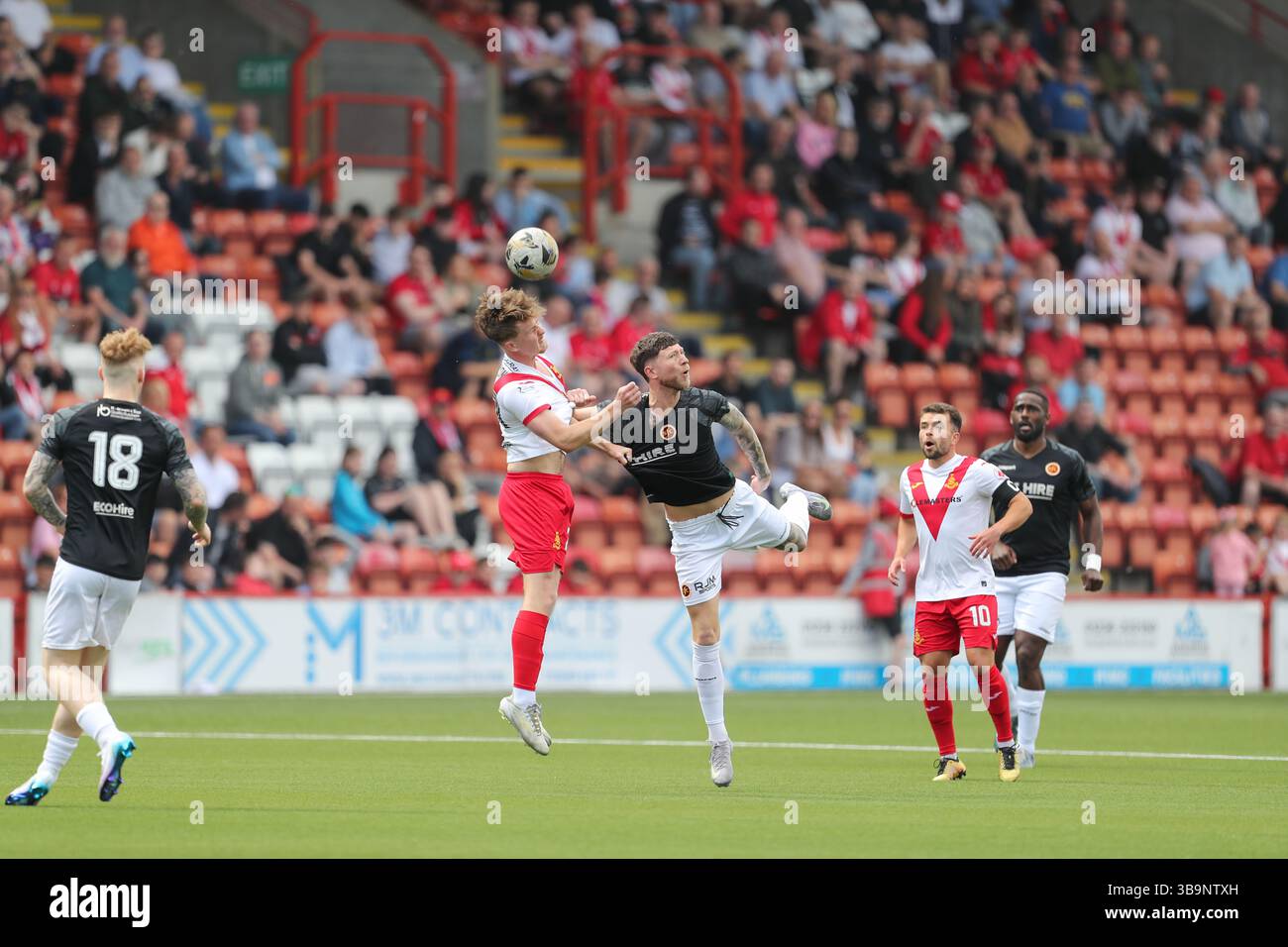 Airdrie, Großbritannien, 10. Mai 2025 – Alex Bannon von Airdrie und Matty Aitken von Stenhousemuir treten in der ersten Halbzeit im Albert Bartlett Stadium in Airdrie an. - Guthaben: Thomas Gorman/Alamy Live News Stockfoto