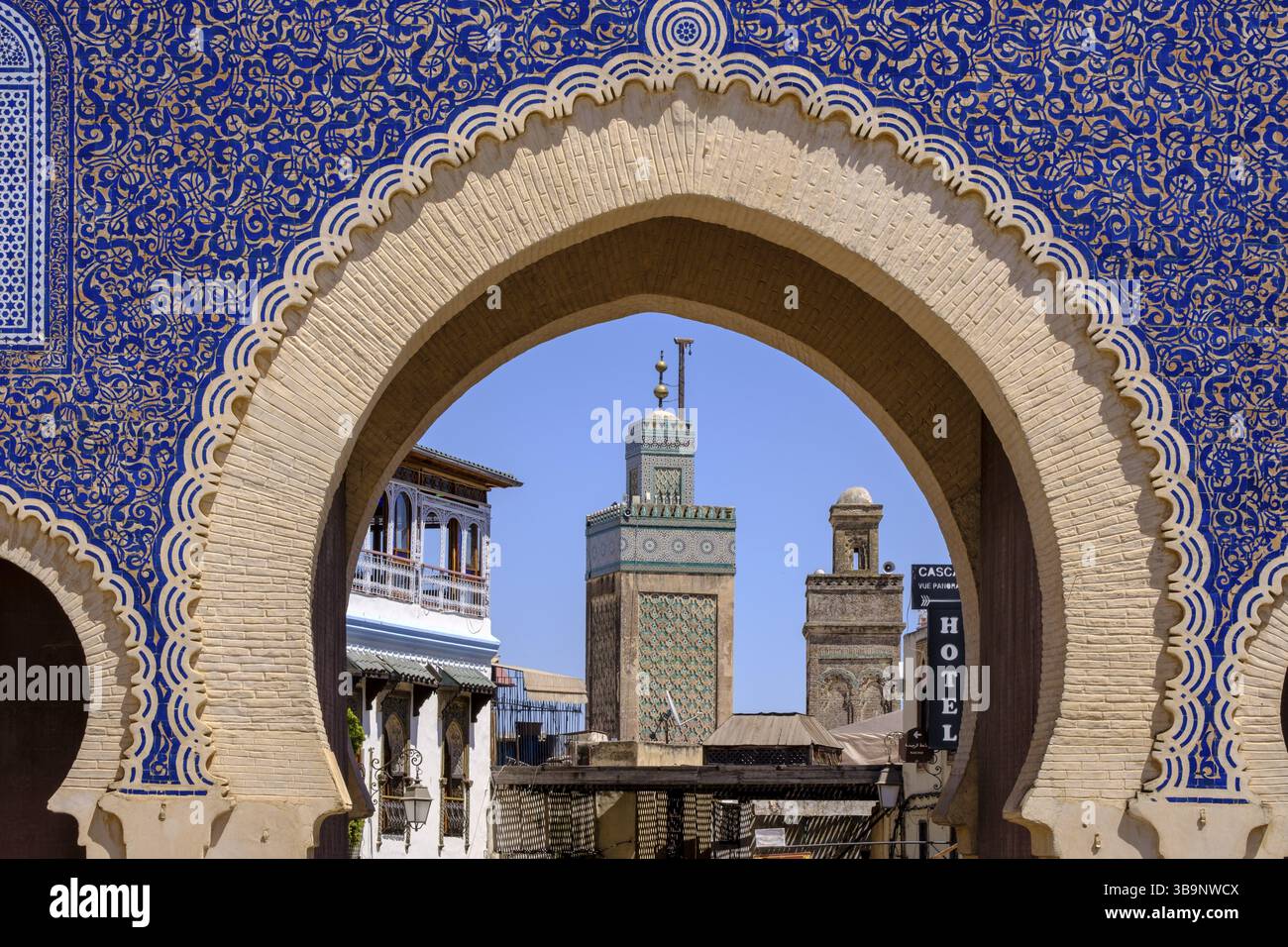 Bab Bou Jeloud Tor und Minarett von Bou Inania Madrasa, 1913, Medina Fez el-Bali, Fez, marokko Stockfoto