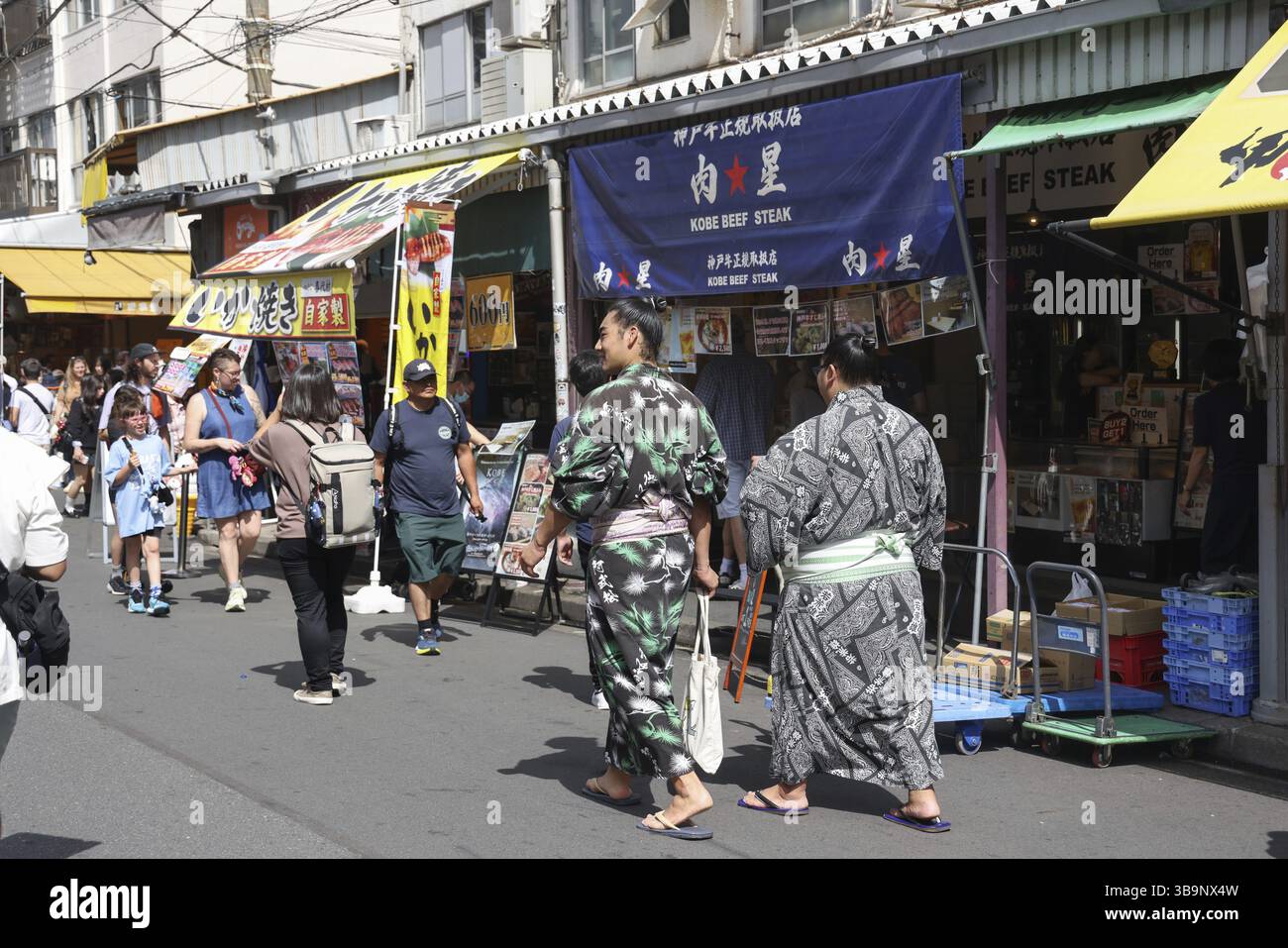 Zwei Sumo-Wrestler gehen durch die Straßen des Tsukiji Outer Market in Tokio, Chuo City, Japan, Asien. t, Asien Stockfoto