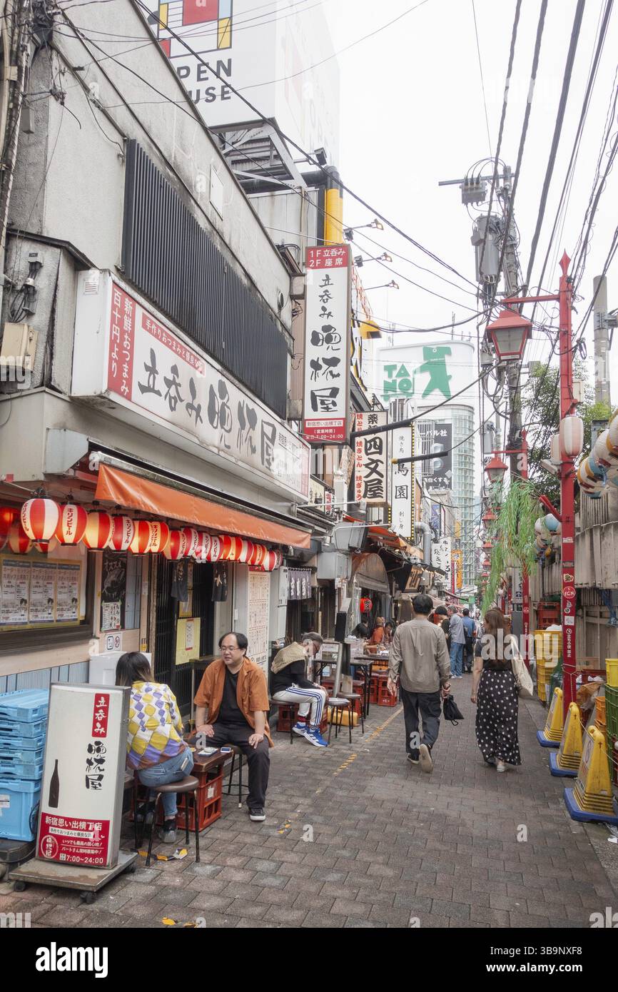 Leute essen an einem Street Food Stall in der Memory Lane Allee im Bezirk Omoide Yokocho, Shinjuko, Tokio, Japan, Asien Stockfoto