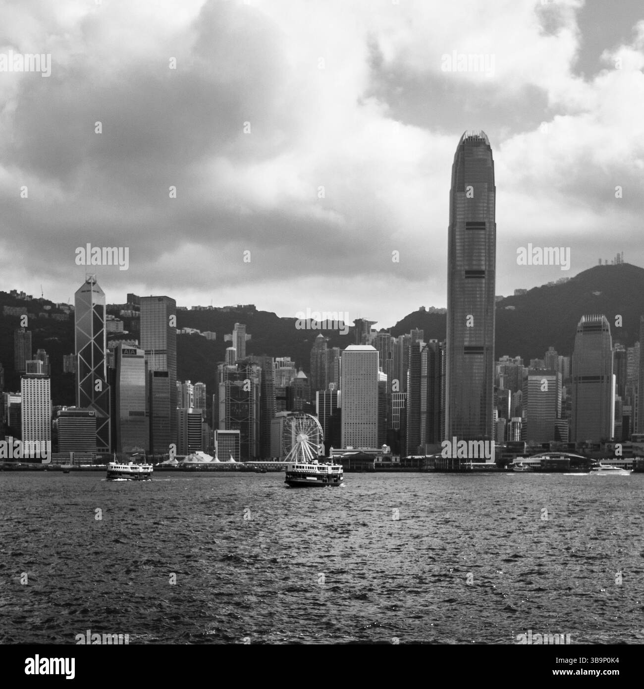 Der Victoria Harbour, auch bekannt als Victoria Bay, liegt zwischen Hong Kong Island und der Kowloon Halbinsel und ist der größte Hafen Chinas und der drittgrößte Hafen in China Stockfoto