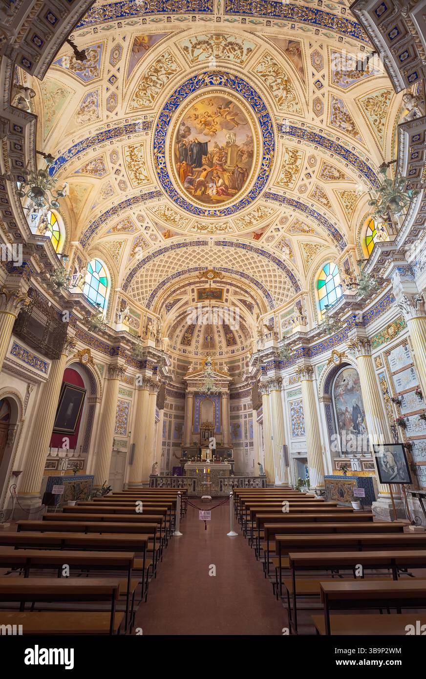 Entdecken Sie die komplizierte Schönheit des barocken Innenraums der St. John Cathedral, atemberaubend detailliert und ruhig in Scicli, Sizilien, Italien Stockfoto